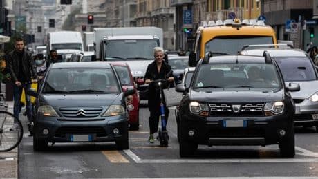 Mobilità green, l’Italia è ferma: sulle nostre strade circolano ancora 18 milioni di auto Euro 4