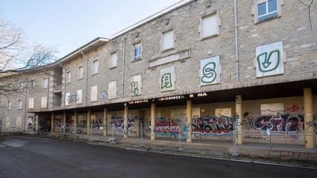 La alcaldesa pide a Madrid reducir de 350 a 200 las plazas del centro de refugiados de Vitoria ante el rechazo social