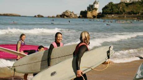 « Tout le monde devrait se sentir bienvenu dans l’eau » : le surf est-il réac ?