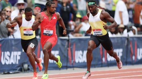 Wereldkampioen Noah Lyles provoceert tegenstander tijdens 200 meter met staredown: ’Ongekend onsportief’