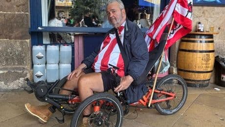 Recorre las calles de Bilbao en su 'tribike': «Hoy es mi cumpleaños y el mejor regalo sería una victoria»
