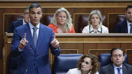 Feijóo sitúa a Sánchez al frente de "una manada corrupta" y el presidente replica con los casos del PP y Vox