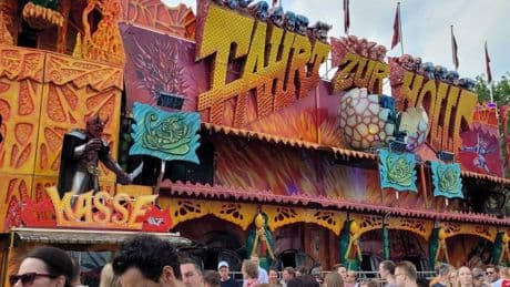 Notbremsung in Fahrgeschäft: Unfall auf der Rheinkirmes – zwei Kinder in Geisterbahn leicht verletzt