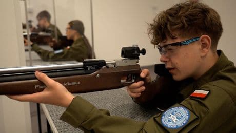 Face au spectre d’une guerre contre la Russie, les jeunes Polonais prennent les armes