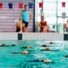 Stagiair (20) vervolgd voor misbruiken en verkrachten 14 kleuters tijdens zwemles