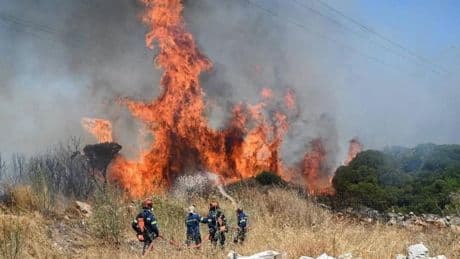 Un incendio en Grecia obliga a evacuar a más de 5.000 personas ante su expansión y deja a seis bomberos heridos