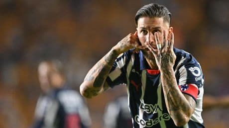 El portero de Tigres intentó distraer a Ramos en el penalti poniéndose... ¡de espaldas!