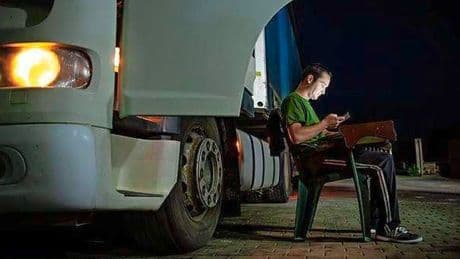 Trucker Raimond (43) over parkeercrisis: ’Het is vaak poepen en plassen in bosjes’