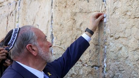 Huckabee arrives in Israel as new U.S. ambassador and visits the Western Wall