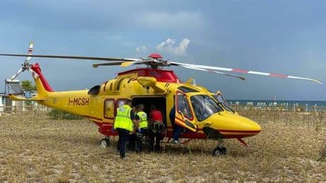 Colpito da un fulmine in spiaggia, il cuore riparte dopo 30 minuti: il ?miracolo? di un 70enne a Piombino