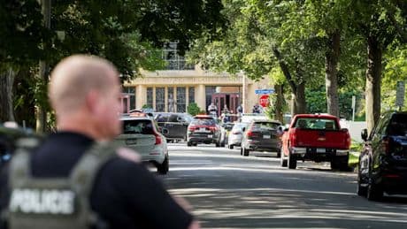 Angreifer schießt durch Kirchenfenster auf Kinder – FBI prüft „Hassverbrechen gegen Katholiken“