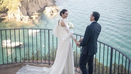 Amor, resiliencia y un vestido de ensueño: la boda inolvidable de la bilbaína Carla y Juan en la Costa Brava