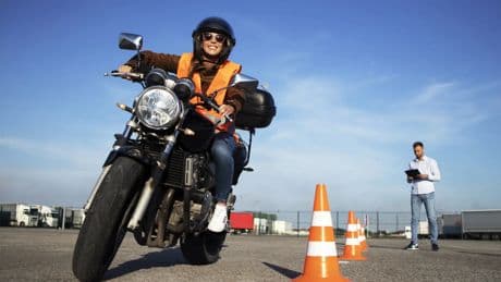 Los requisitos que exige la DGT para ser examinador de tráfico