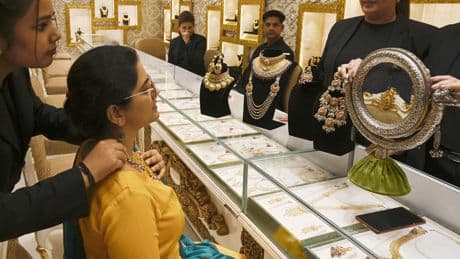 Déforestation, déchets : les bijoux en or, un luxe qui coûte cher à la planète