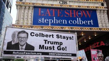 "Les hostilités sont ouvertes": Stephen Colbert à l'offensive contre Donald Trump après la fin programmée de son "Late Show"