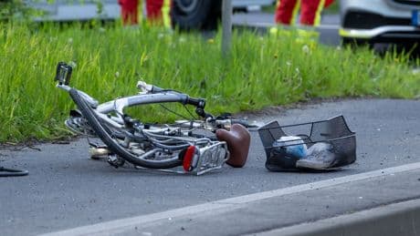Autofahrer erfasst 78-Jährigen: Radfahrer will Bundesstraße überqueren und stirbt