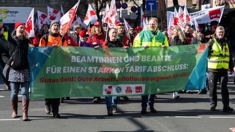 Beamte zahlen in Rentenversicherung ein - das wären die Folgen der Revolution