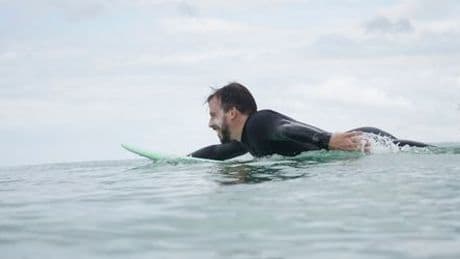 Surfen lernen mit Ende 30: Ich bin einer der schlechtesten Surfer. Und einer der glücklichsten
