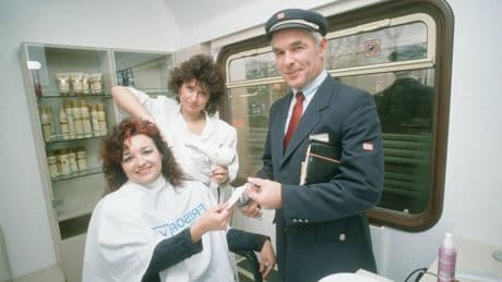 Kurioser Service: Vor 35 Jahren konnte man sich in der Bahn die Haare schneiden lassen
