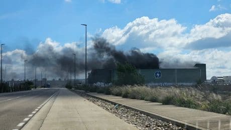 Un incendio destruye una nave de reciclado de cableado eléctrico en un polígono de Zaragoza