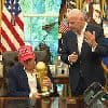 KIJK. Trump krijgt WK trofee uit handen van FIFA-baas en laat hem bijna meteen vallen: “Mag ik hem bijhouden?”