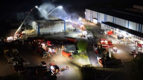 Brände: Halle auf Recyclinghof brennt - Großeinsatz der Feuerwehr
