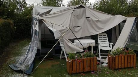 Verwoestende zomerstorm trok in tien minuten over Nico’s camping: ’Caravans, campers, auto’s, het leken wel poffertjespannen’