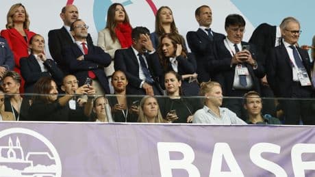 Enfado en el fútbol femenino: la tele en el aire y presidentas de clubes cenando en un McDonald's