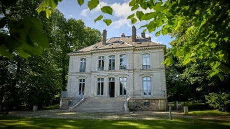 Piscine, verdure, pampilles, découvrez la villa de Karl Lagerfeld vendue aux enchères notariales