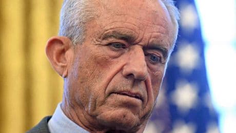 "Sei un ciarlatano, devi dimetterti". Bufera su Kennedy Jr. al Senato Usa