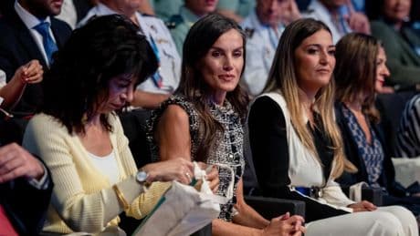 Letizia convierte su look en un altavoz contra la trata: viste un chaleco confeccionado por las mujeres de APRAMP