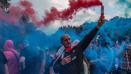 Rechte und linke Demonstranten geraten vor Asylunterkünften aneinander