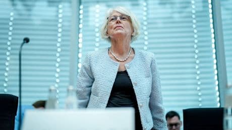 Hinter verschlossenen Türen - Jetzt muss sich die Masken-Ermittlerin verteidigen