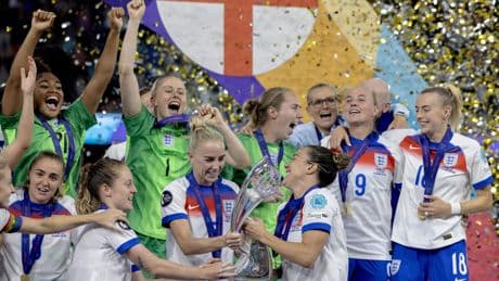 Zo ging het los bij de Engelse voetbalvrouwen: bier, pizza, karaoke en een bekende Chelsea-speler