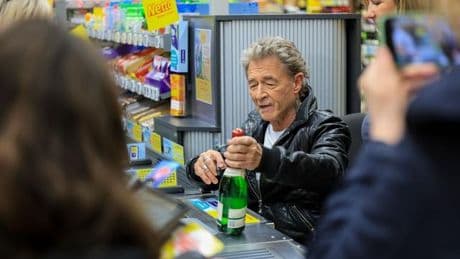 Engagement: Peter Maffay überrascht Kunden an Supermarktkasse in Halle