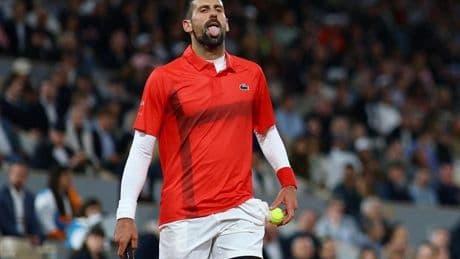 Djokovic se impone al viento
