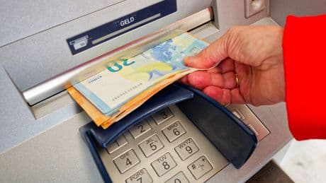 Warnung von der Sparkasse: Darauf müssen Sie beim Geldabheben achten