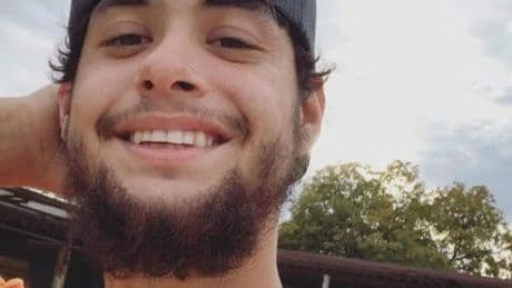 Julian (27) sterft na wanhopige poging familie te redden van overstromingen Texas: ’Sorry, ik ga het niet halen’