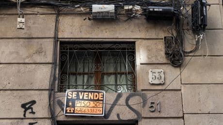 Cataluña debate un nuevo límite a la inversión inmobiliaria: limitar las compras a extranjeros
