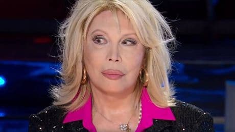 "Amanda Lear è un trans". L'attrice furibonda per il documentario trasmesso su Hbo Max