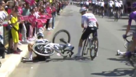 LIVE Giro d’Italia: flinke valpartij waardoor Nickolas Zukowsky moet afstappen, kan Olav Kooij toeslaan?