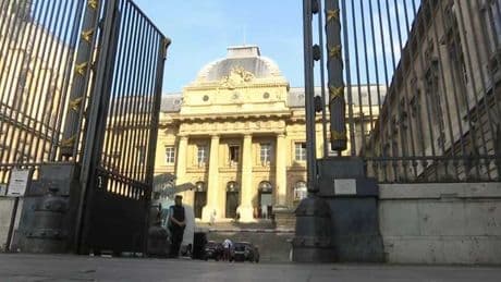 Au procès d'Arnaud Bonnefoy, deux ex-compagnes livrent des témoignages accablants à propos du policier
