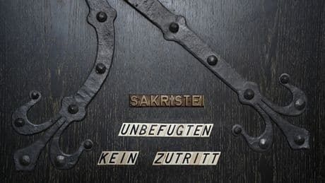 Kleber, Krawall, Kameras: Wo der Respekt endet - Vandalismus hinter Kirchenmauern