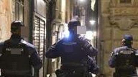 Agenti della polizia locale di Genova indagati per pestaggi e droga, si indaga sulla chat “Quei bravi ragazzi”