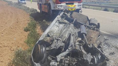 Hallan un cadáver calcinado dentro de un coche en una carretera de Cuenca