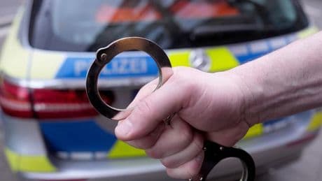 Karlsruhe: 66-Jähriger in Sozialunterkunft tödlich verletzt - Festnahme