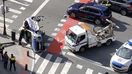 Vuelca un coche patrulla tras un choque en el centro de Bilbao