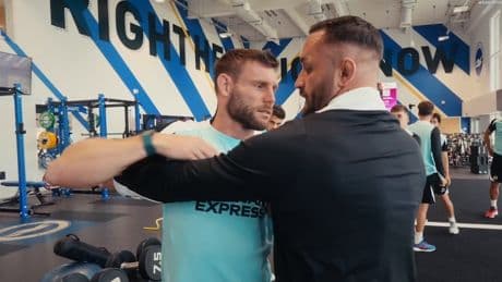 Spannende Aktion! - MMA-Champion trainiert Premier-League-Klub