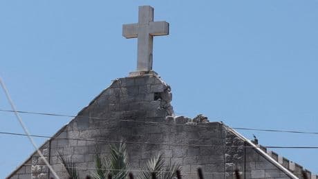 El Vaticano pone en duda la versión israelí del ataque contra la única iglesia católica en Gaza y pide una investigación