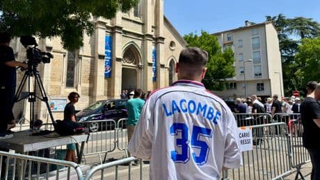 Aux obsèques de Bernard Lacombe, les supporters lyonnais pleurent la fin d’une époque, à l’heure où leur club vacille
